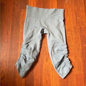LULULEMON IN THE FLOW CROP PANT HEATHERED LIGHT GRAY YOGA PILATES SPIN Size 4